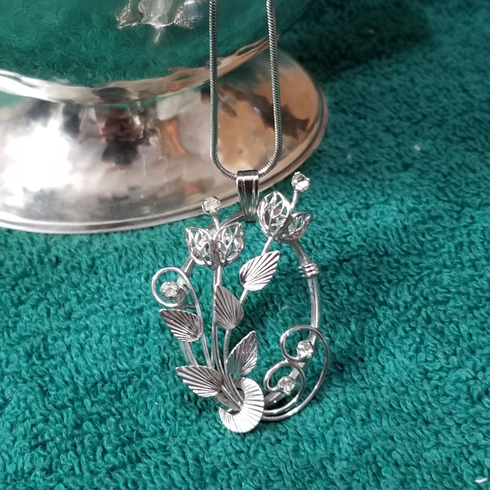 Floral antique pendant necklace